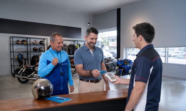 Pieza final: compra en agencia de motos con pago por tarjeta