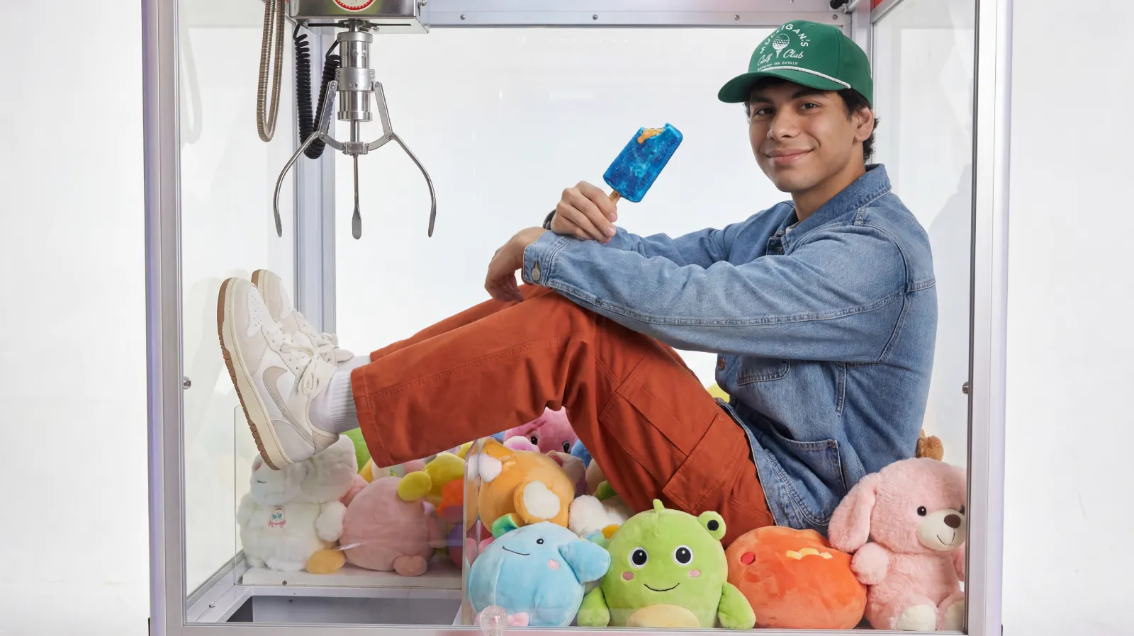 Modelo en una máquina arcade de peluches con una Zpoleta