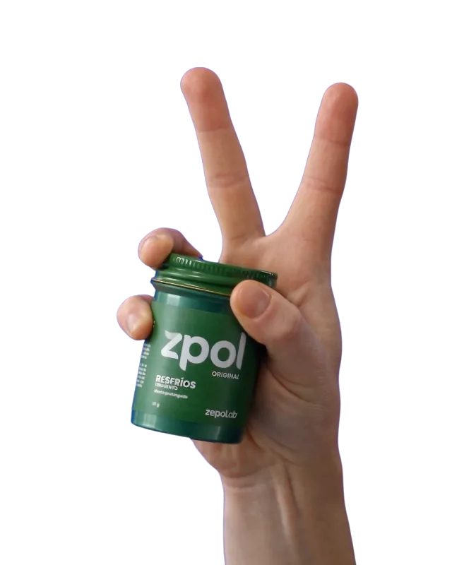 Mano haciendo el signo de paz con un frasco de Zpol Original